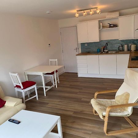 Adorable One-Bedroom Flat With Patio Garden. Southwick  Εξωτερικό φωτογραφία