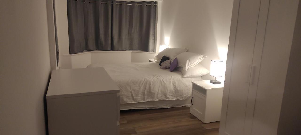 Adorable One-Bedroom Flat With Patio Garden. Southwick  Εξωτερικό φωτογραφία